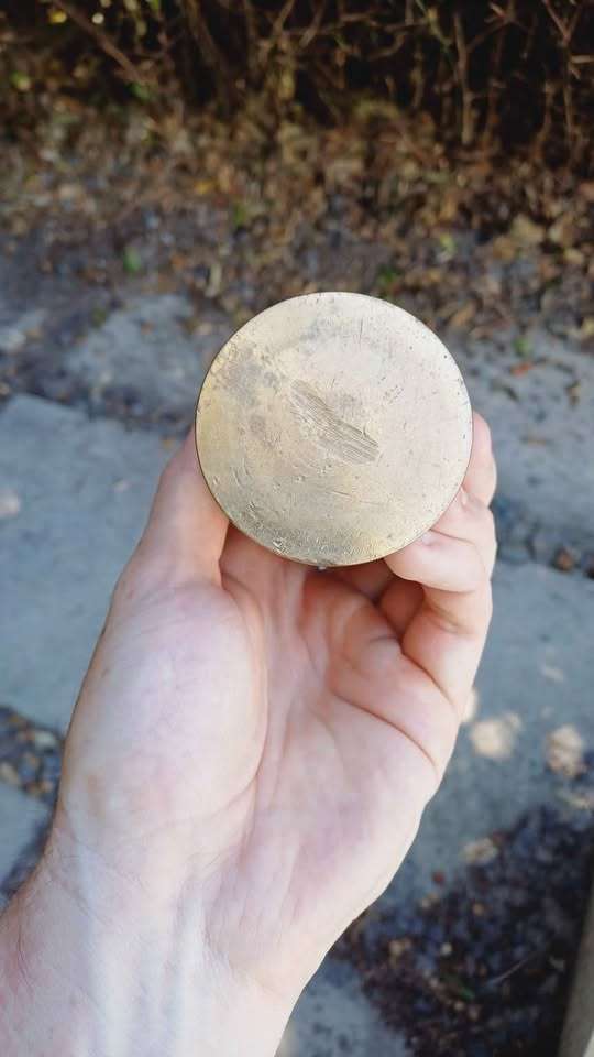 Art Deco brass ashtray and dumpy brass goblet.  Total weight 1.183 kg !