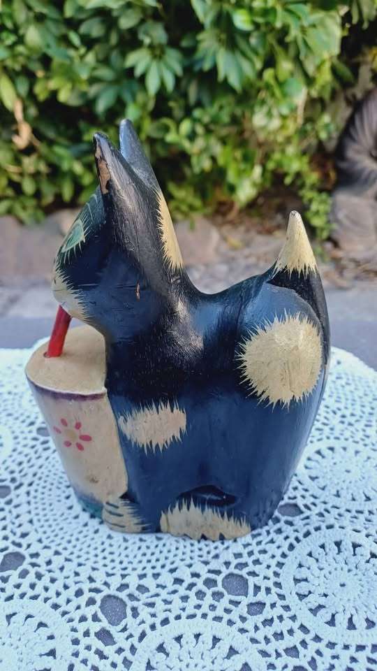 Vintage Tiki- bar style cat with a cocktail