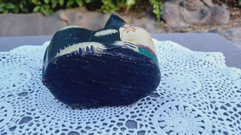 Vintage Tiki- bar style cat with a cocktail