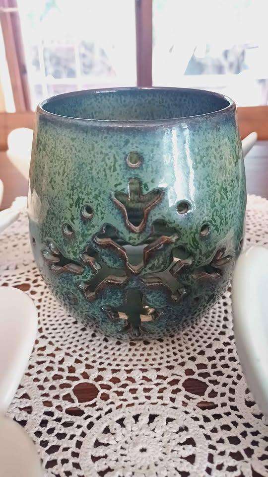 Set of 6 Ceramic Flower Bud Tealight Holders and a ceramic Essential Oil candle burner