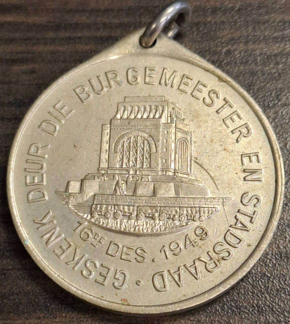 Medal: GESKENK DEUR DIE BURGEMEESTER EN STADSRAAD 16-DES-1949. As per Photo.