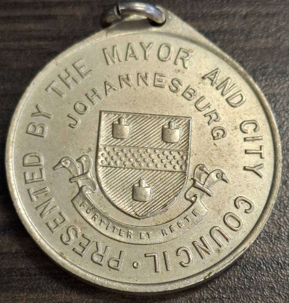 Medal: GESKENK DEUR DIE BURGEMEESTER EN STADSRAAD 16-DES-1949. As per Photo.