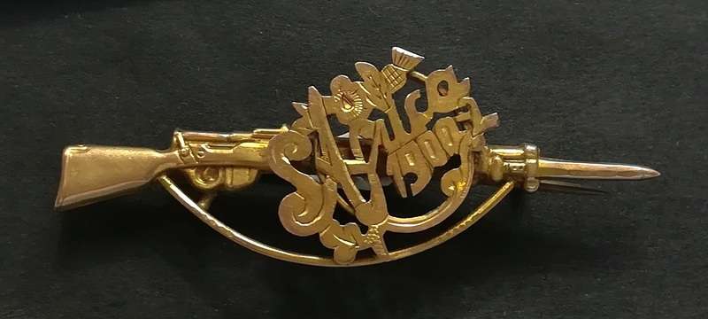 BOER WAR 9CT GOLD PIN/BROOCH SOUTH AFRICA WITH MUSKET 2.5GRAMS 50MM