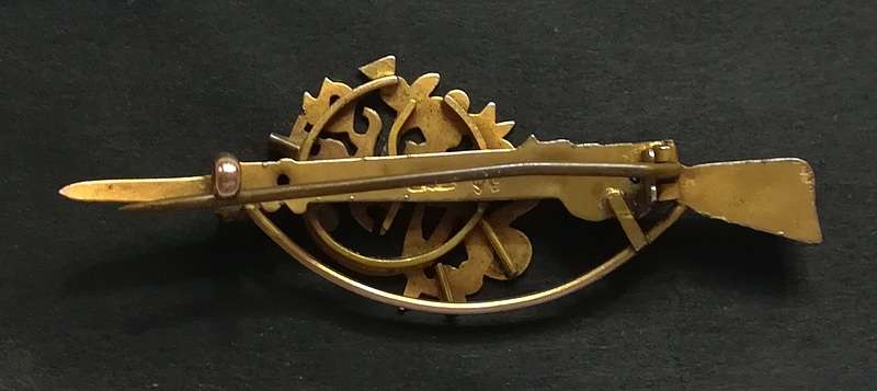 BOER WAR 9CT GOLD PIN/BROOCH SOUTH AFRICA WITH MUSKET 2.5GRAMS 50MM