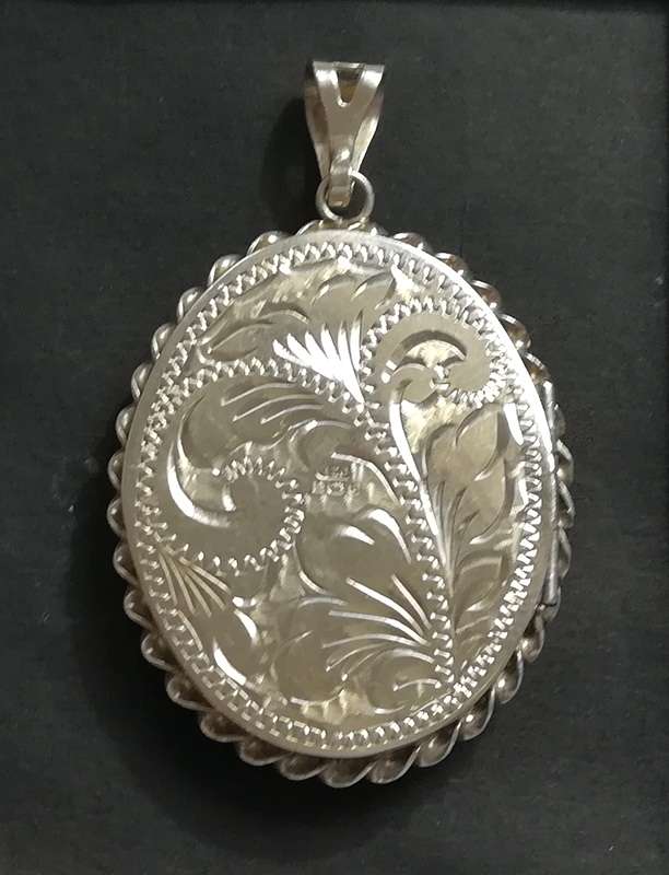 STERLING SILVER BIRMINGHAM 1940 LOCKET 30X40MM