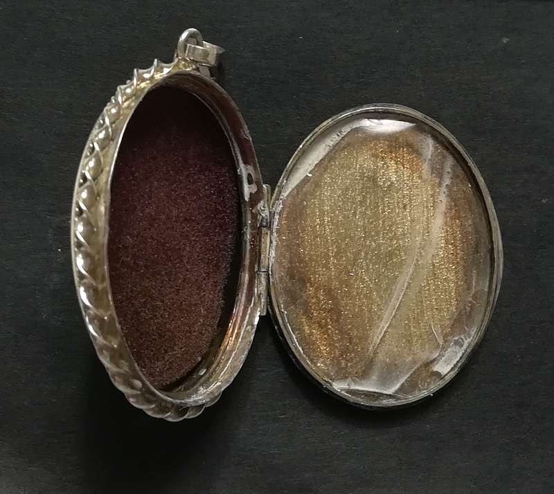STERLING SILVER BIRMINGHAM 1940 LOCKET 30X40MM