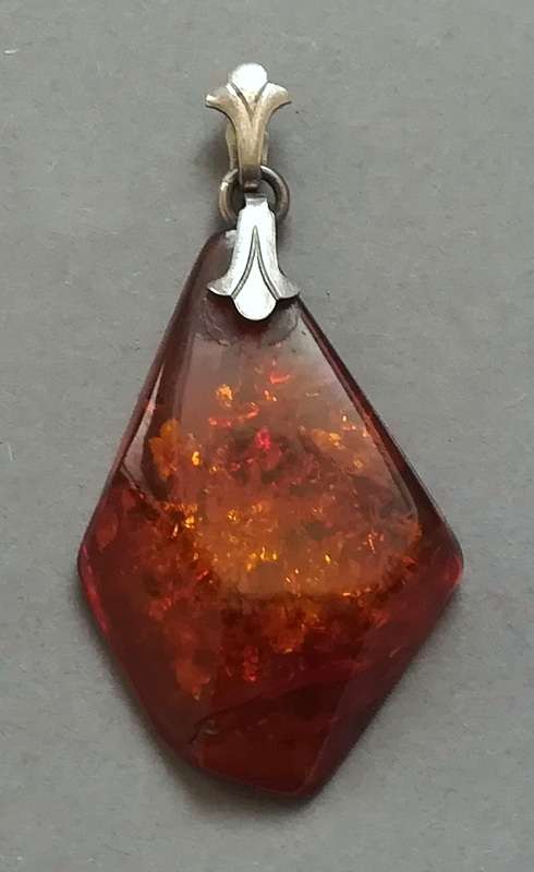 835 SILVER AND AMBER PENDANT 25X40MM