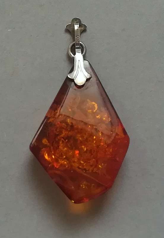 835 SILVER AND AMBER PENDANT 25X40MM