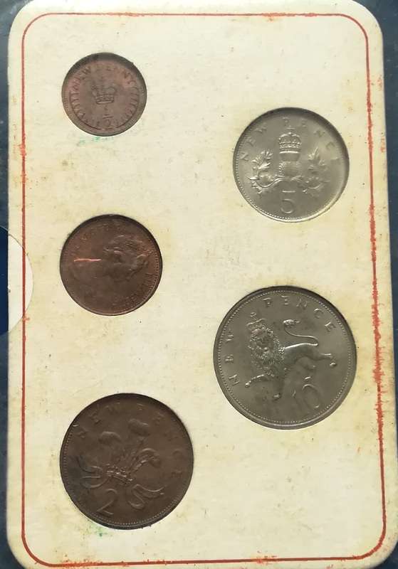 BRITAIN'S FIRST DECIMAL COINS FOLDER