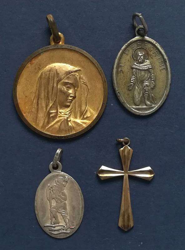 VINTAGE 4 X ROMAN CATHOLIC RELIGIOUS PENDANTS