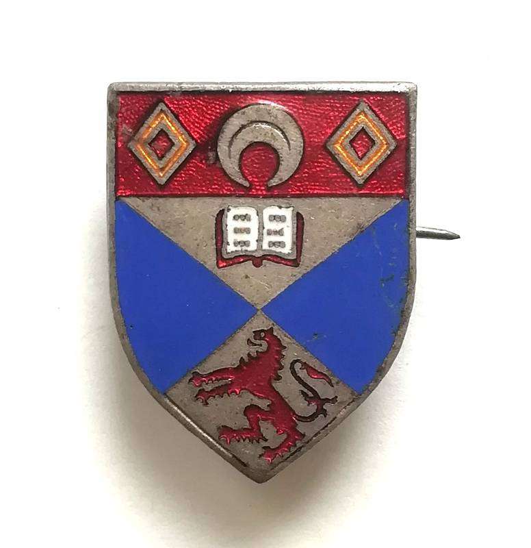 UNIVERSITY OF ST ANDREWS, SCOTLAND, ENAMEL BADGE