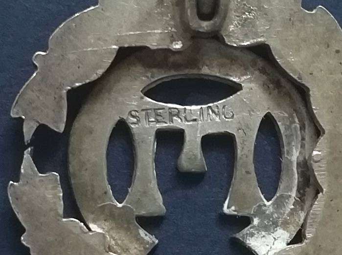STERLING SILVER 'UNKNOWN' BADGE 'E' SURROUNDED BY 'C' WITH LAUREL WREATH 20MM 3.3 GRAMS