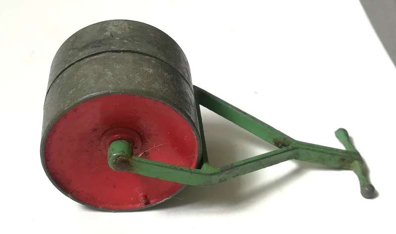 DINKY GARDEN ROLLER
