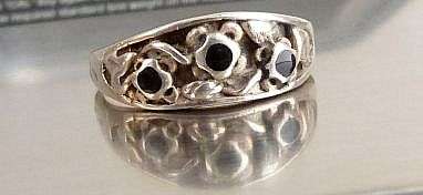 ATTRACTIVE VINTAGE RING, SILVER WITH BLACK STONES,IN A STUNNING DESIGN