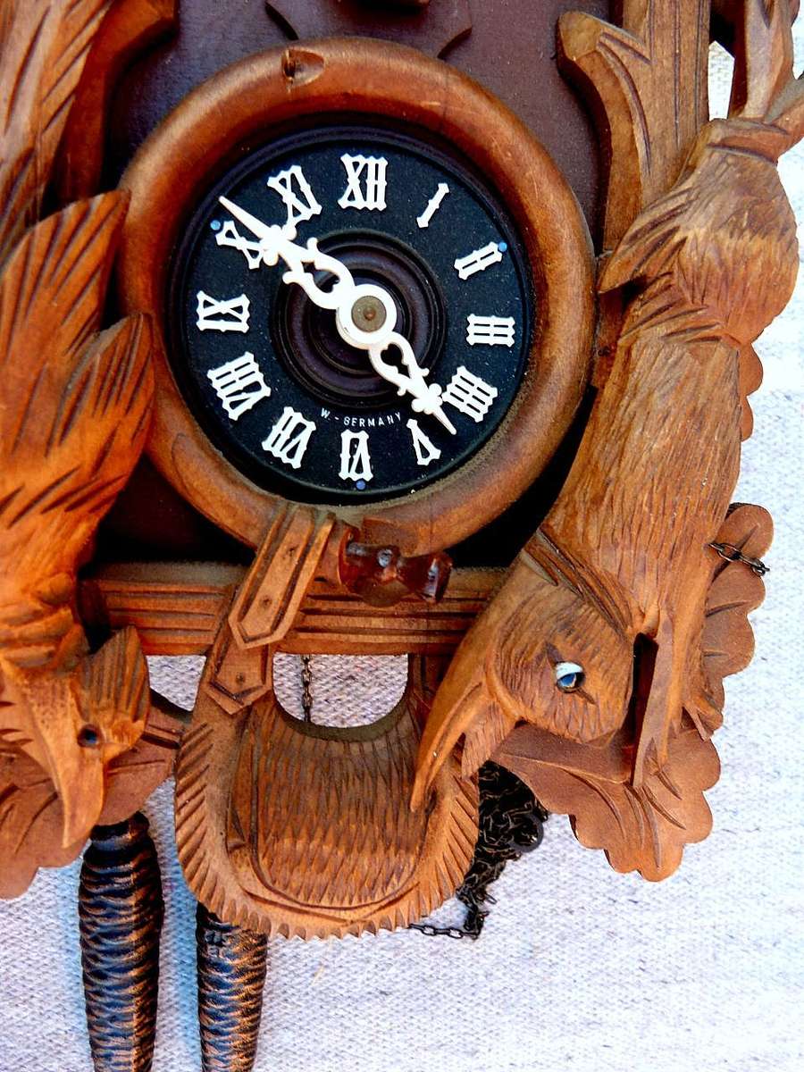 BIG GERMAN CUCKOO CLOCK WITH HUNTING MOTIFS. EXCELLENT CONDITION