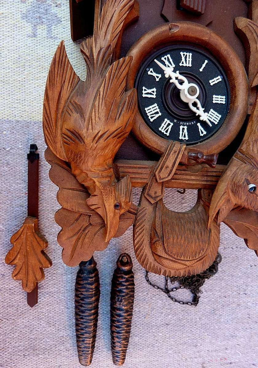 BIG GERMAN CUCKOO CLOCK WITH HUNTING MOTIFS. EXCELLENT CONDITION