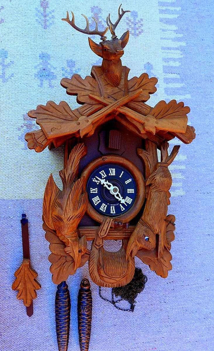 BIG GERMAN CUCKOO CLOCK WITH HUNTING MOTIFS. EXCELLENT CONDITION