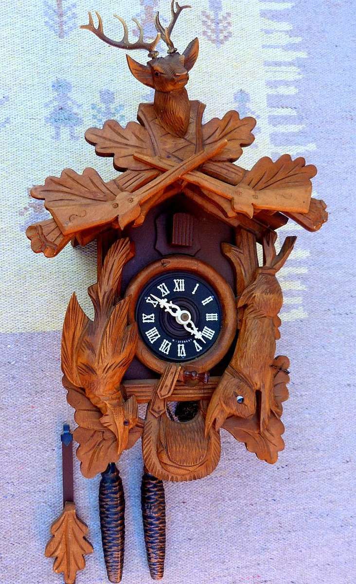 BIG GERMAN CUCKOO CLOCK WITH HUNTING MOTIFS. EXCELLENT CONDITION