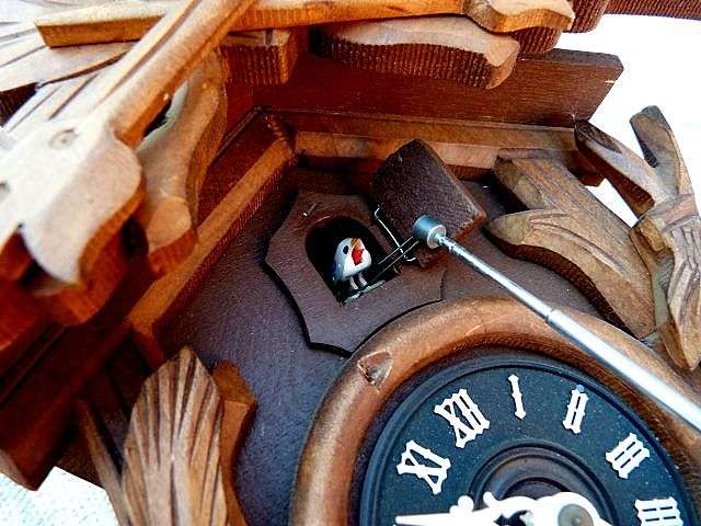 BIG GERMAN CUCKOO CLOCK WITH HUNTING MOTIFS. EXCELLENT CONDITION