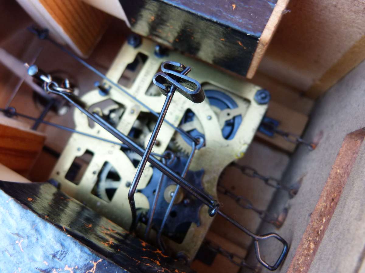 BIG GERMAN CUCKOO CLOCK WITH HUNTING MOTIFS. EXCELLENT CONDITION