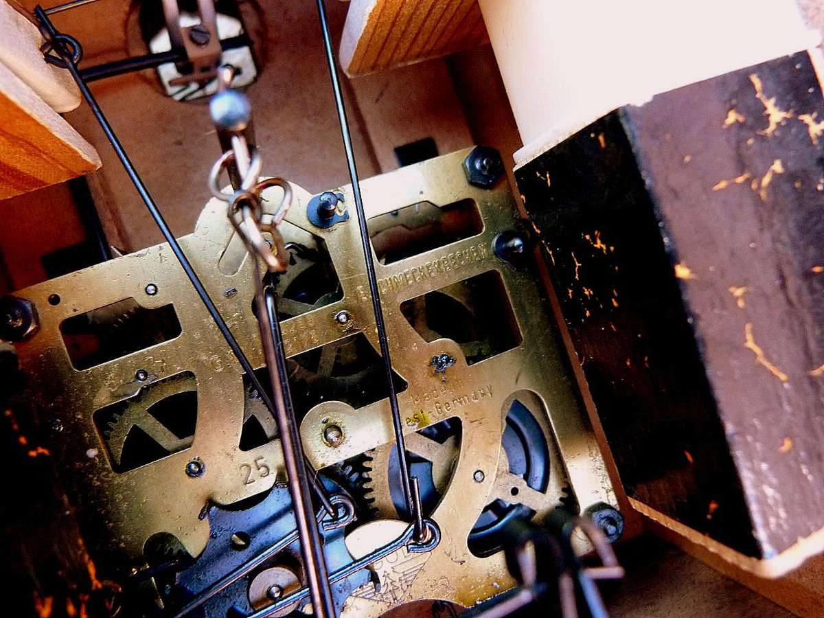 BIG GERMAN CUCKOO CLOCK WITH HUNTING MOTIFS. EXCELLENT CONDITION