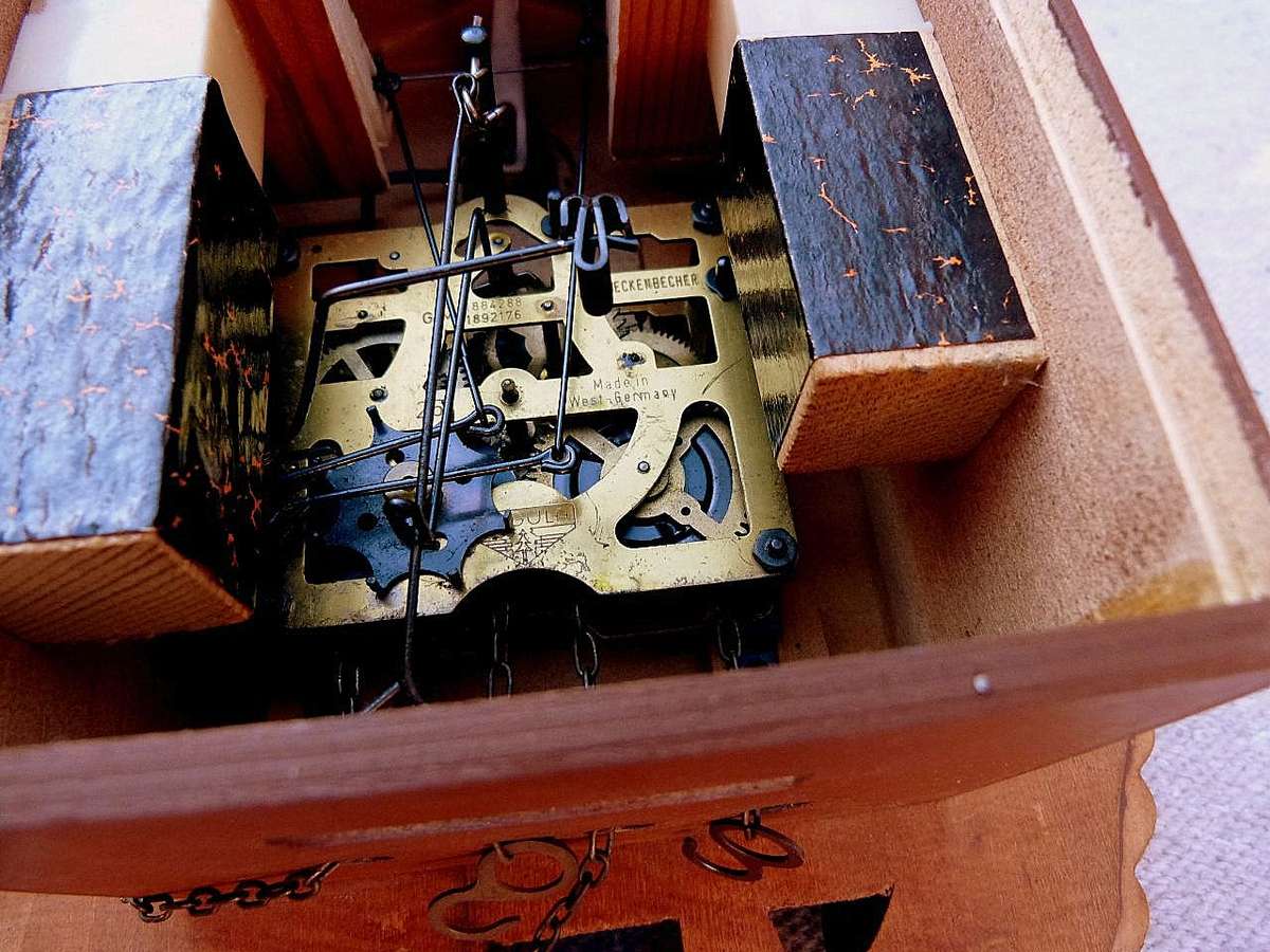 BIG GERMAN CUCKOO CLOCK WITH HUNTING MOTIFS. EXCELLENT CONDITION