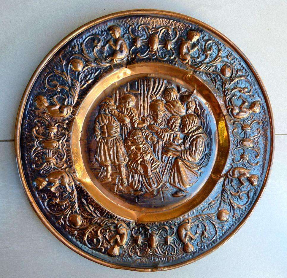 RETRO WALL PLATE. COPPER.DIAM 37 cm. DETAILED SCENE, FRAME WITH CHERUBS