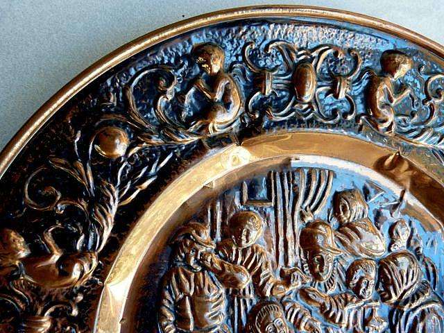 RETRO WALL PLATE. COPPER.DIAM 37 cm. DETAILED SCENE, FRAME WITH CHERUBS