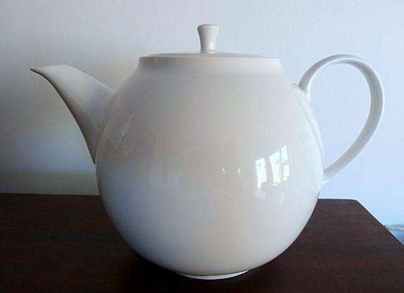 FINE HUNGARIAN PORCELAIN WHITE TEAPOT. VINTAGE. MINT