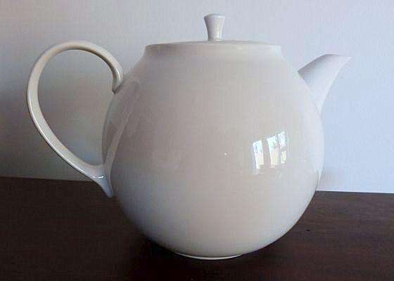 FINE HUNGARIAN PORCELAIN WHITE TEAPOT. VINTAGE. MINT