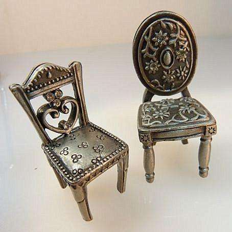 "KING AND QUEEN". MINIATURE CHAIRS, ORNAMENTS
