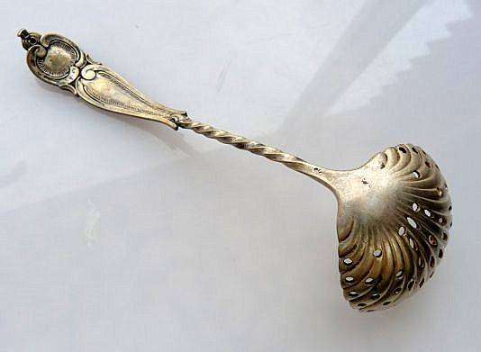VITORIAN SUGAR SPOON