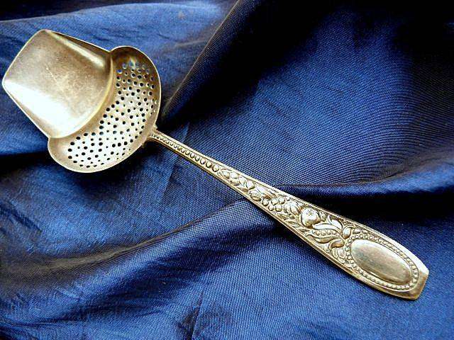 VICTORIAN ICING SUGAR SPOON