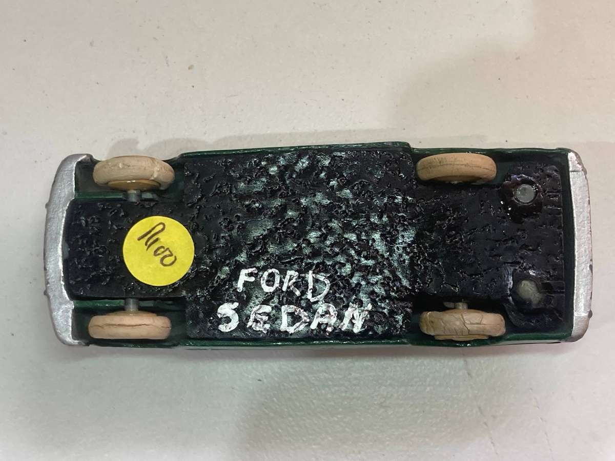 Dinky 170 Ford Fordor sedan
