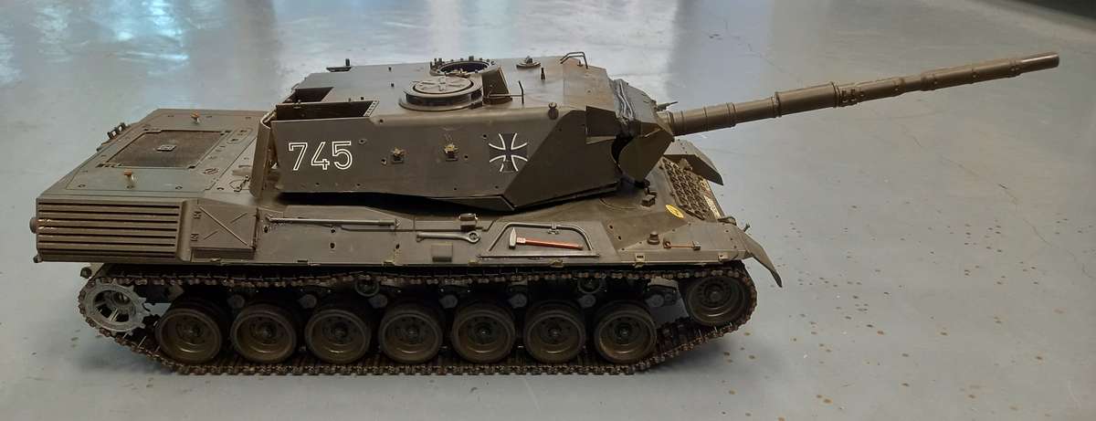 TAMIYA 1/16 RC LEOPARD A4 TANK KIT