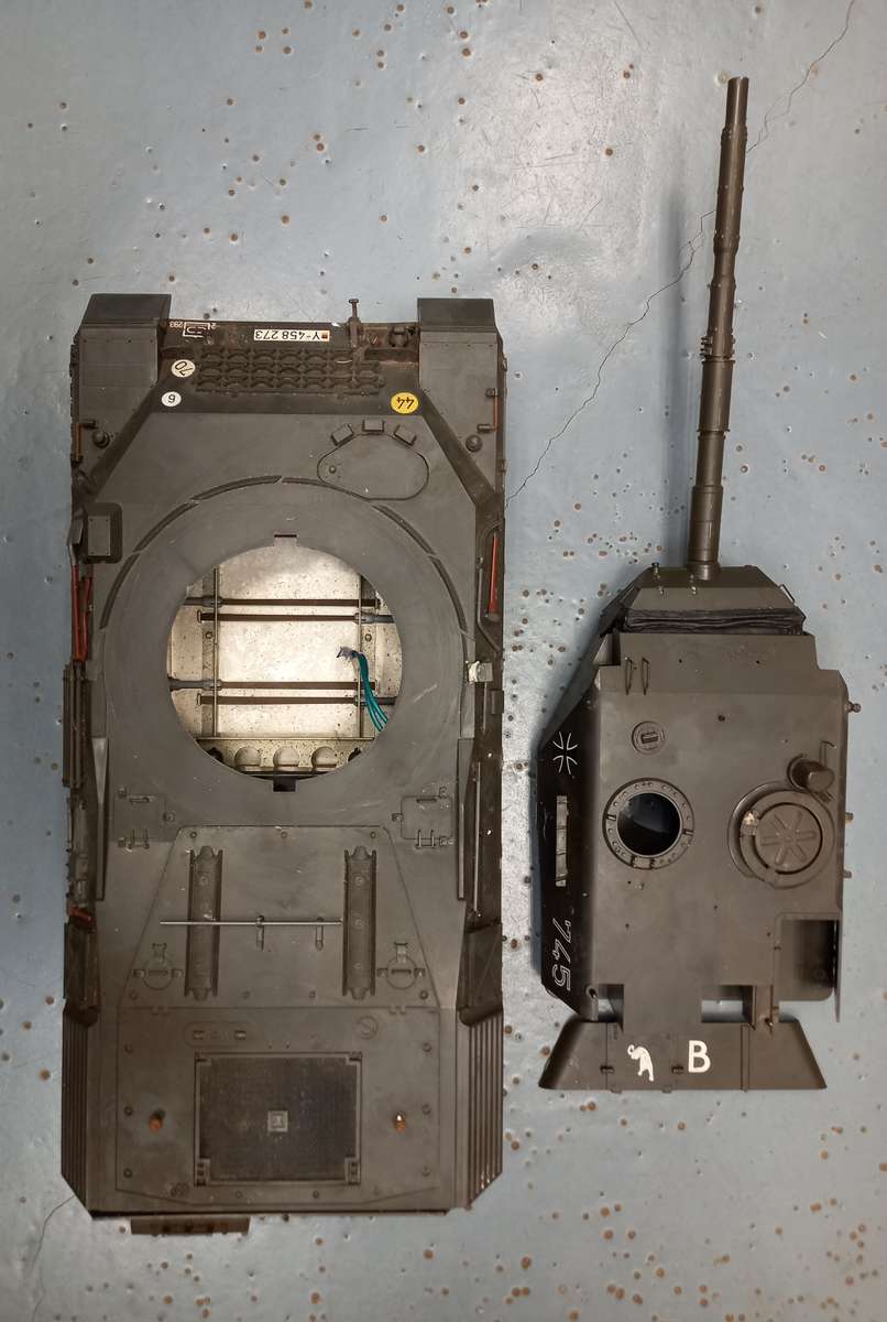 TAMIYA 1/16 RC LEOPARD A4 TANK KIT