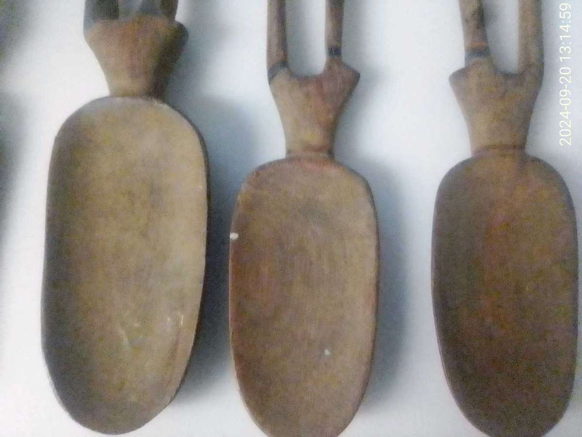 AFRICAN HAND CARVED GIRAFFE SPOONS AND FORKS