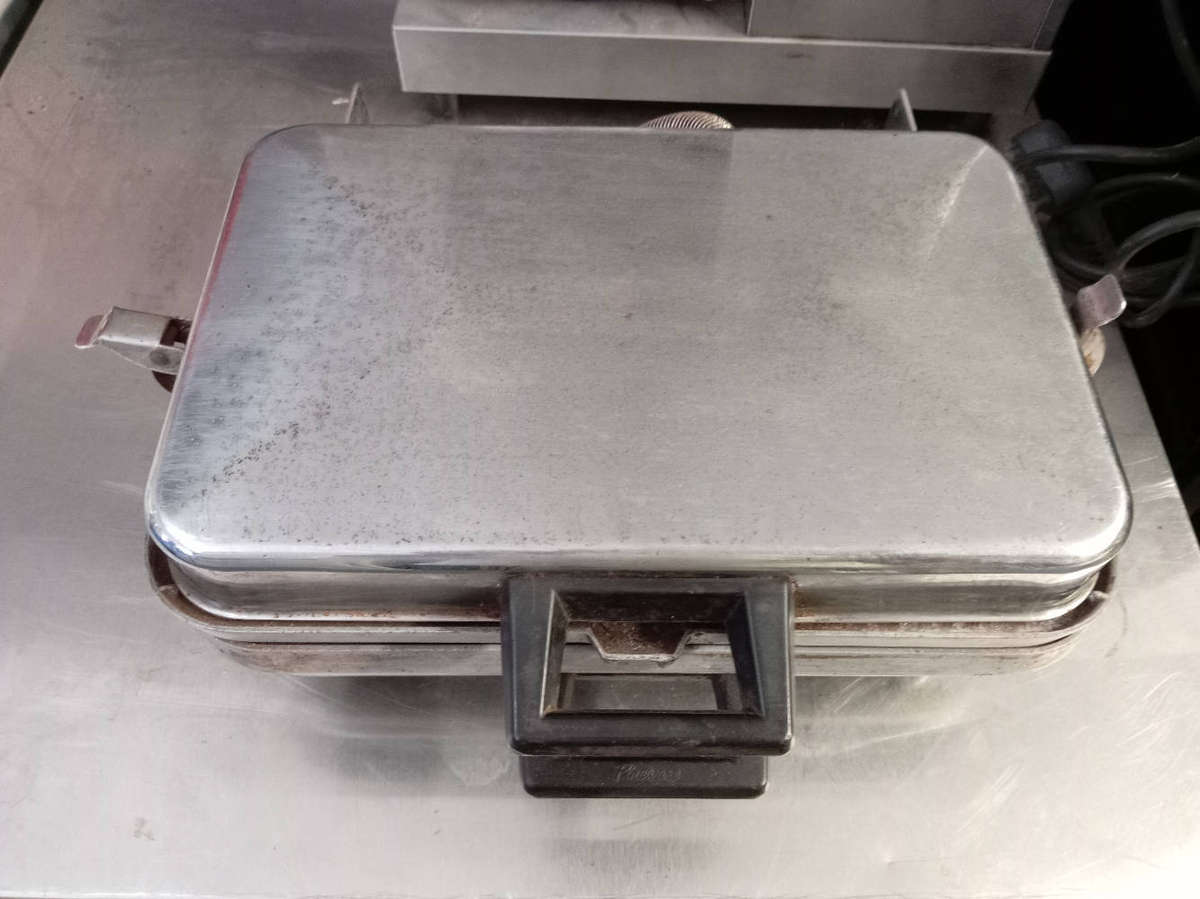 Vintage Pineware Waffle / Sandwich Toaster. No Cord.