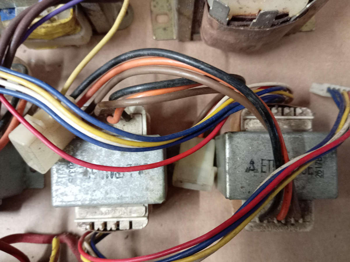 10 X ASSORTED LOW VOLTAGE TRANSFORMERS.