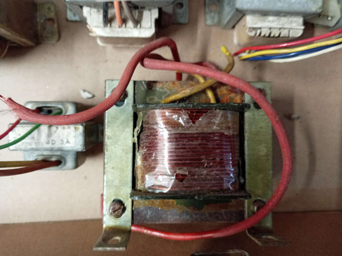 10 X ASSORTED LOW VOLTAGE TRANSFORMERS.