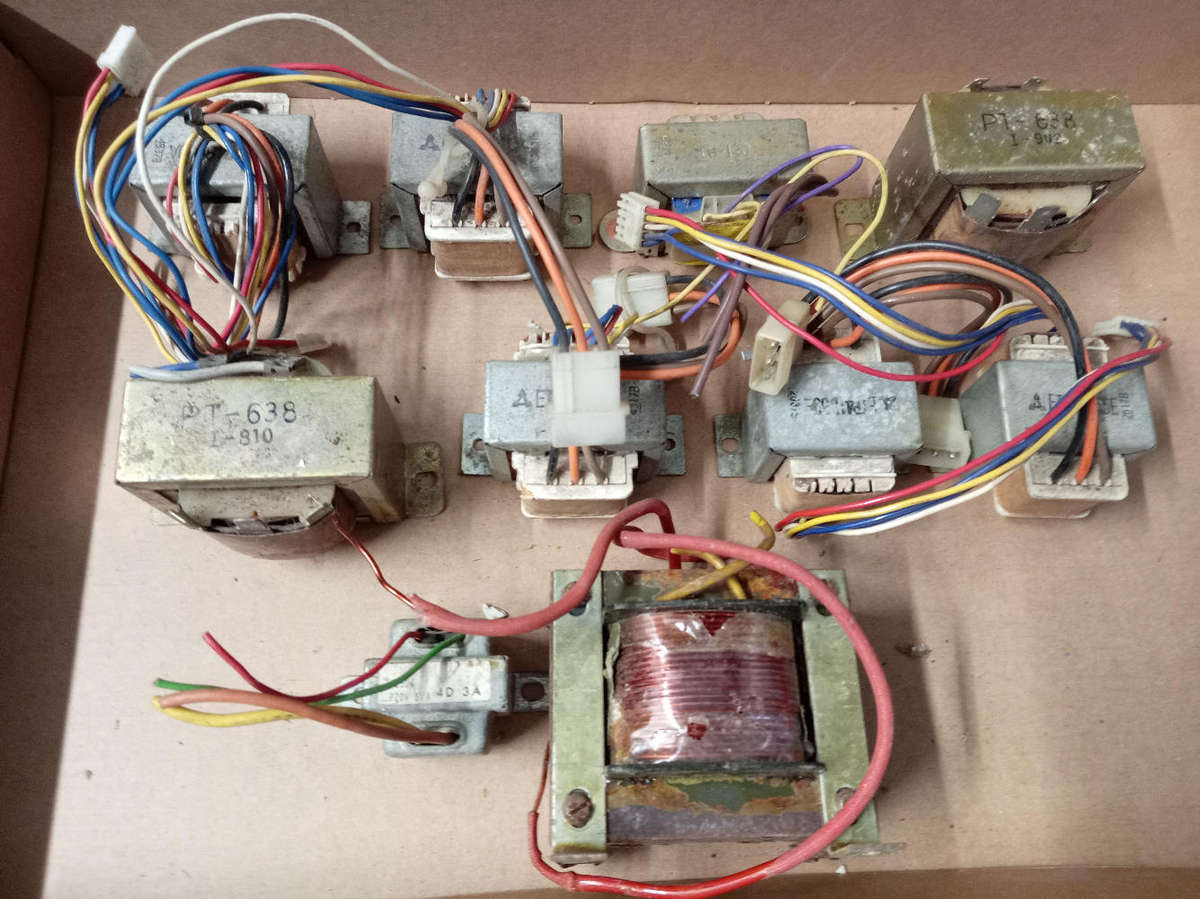 10 X ASSORTED LOW VOLTAGE TRANSFORMERS.