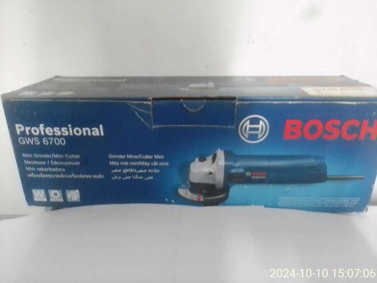 BOSCH ANGLE GRINDER. GWS 700 ( UNWANTED GIFT . NEW IN BOX . NEVER USED. )