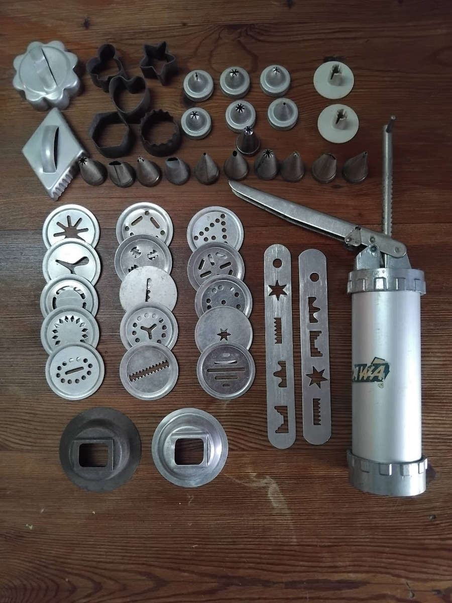 Sawa Biscuit Maker / Icing Gun and accessories.