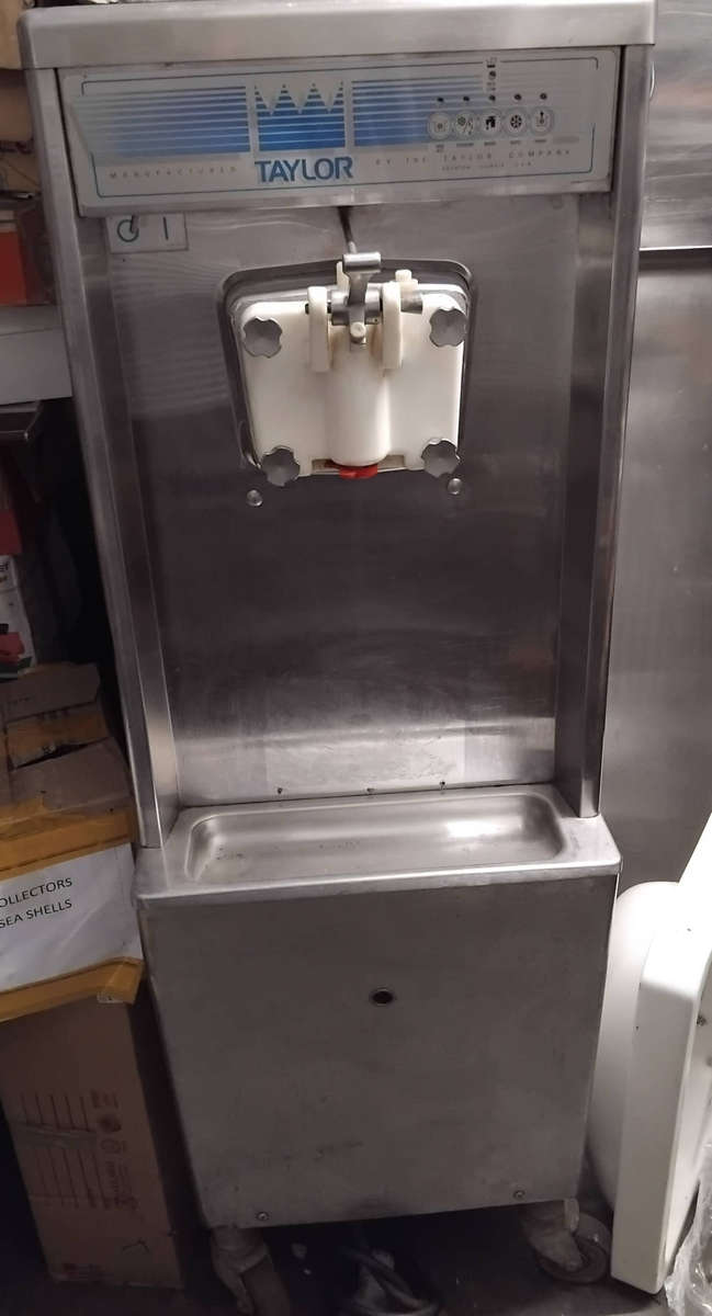 TAYLOR  SOFT SERVE ICE CREAM MACHINE.  3 PHASE 380 VOLT.
