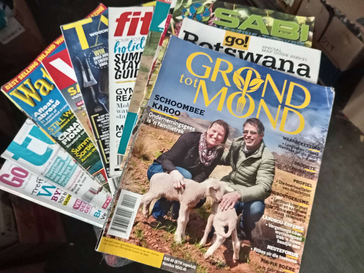 24 X ASSORTED MAGAZINES. SEE PHOTOS.