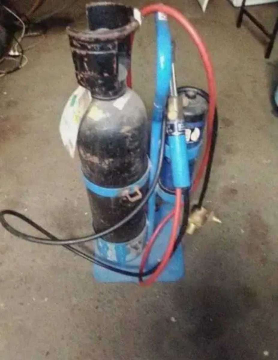 PORTAPAK WELDING SET. ( OXYGEN AND LPG GAS)