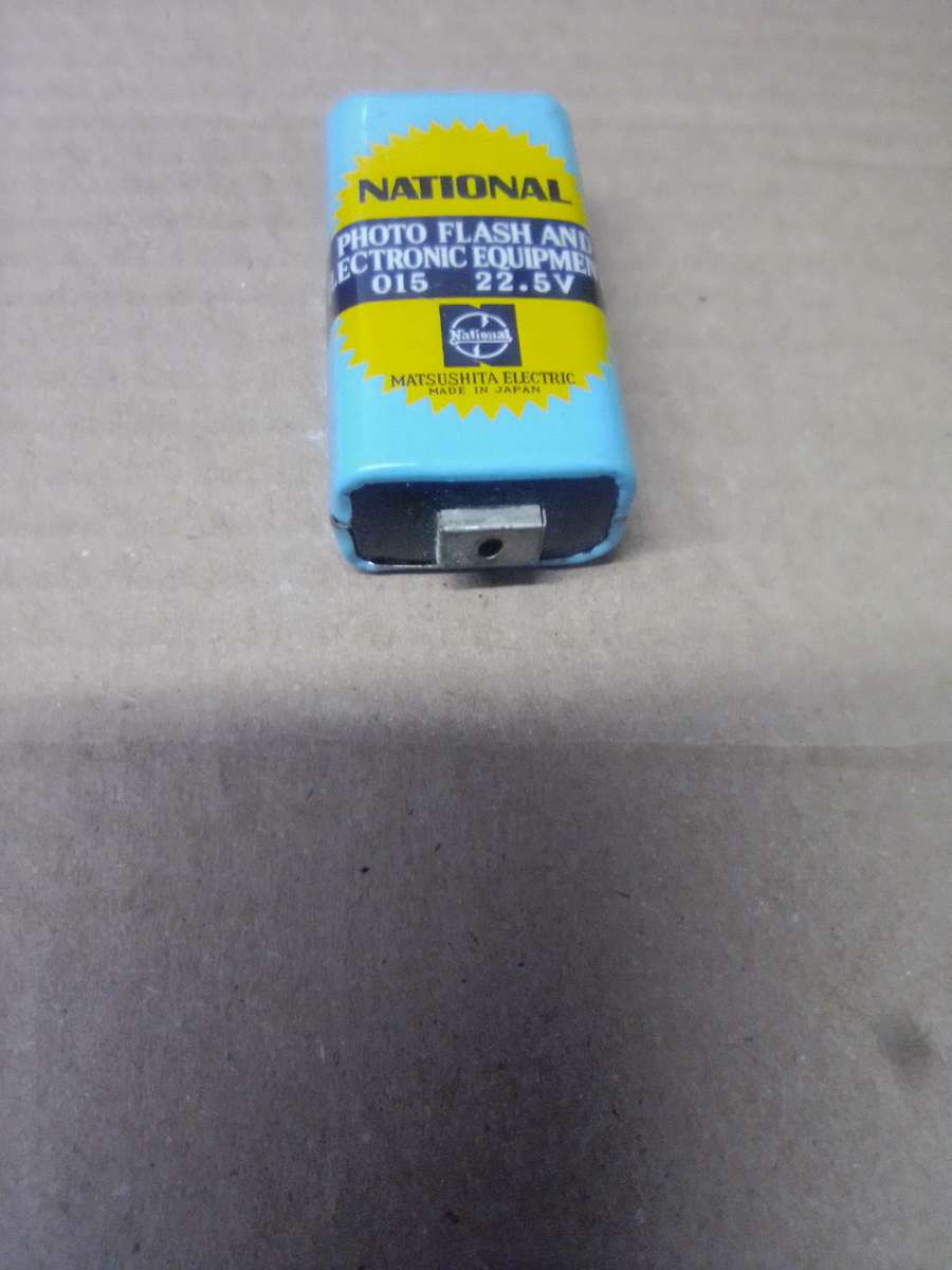 VINTAGE CAMERA FLASH AND BATTERY : NATIONAL PE-120M