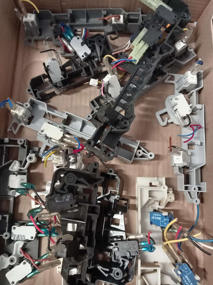 MICROSWITCHES FROM MICROWAVE OVENS - R45.00 FOR 50