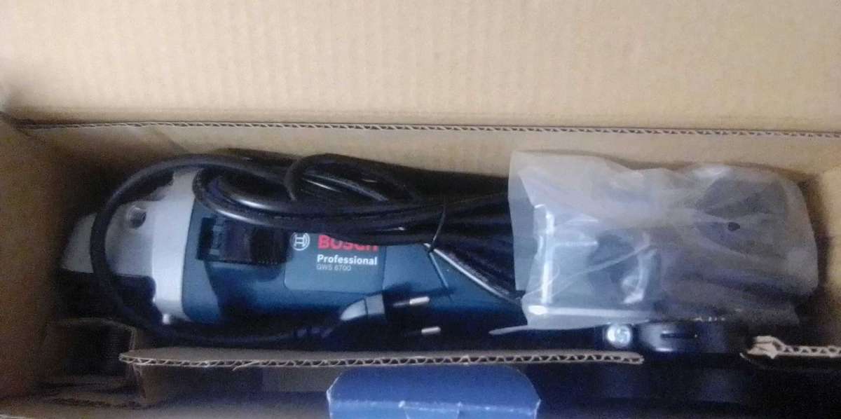 BOSCH ANGLE GRINDER. GWS 700 ( UNWANTED GIFT . NEW IN BOX . NEVER USED. )