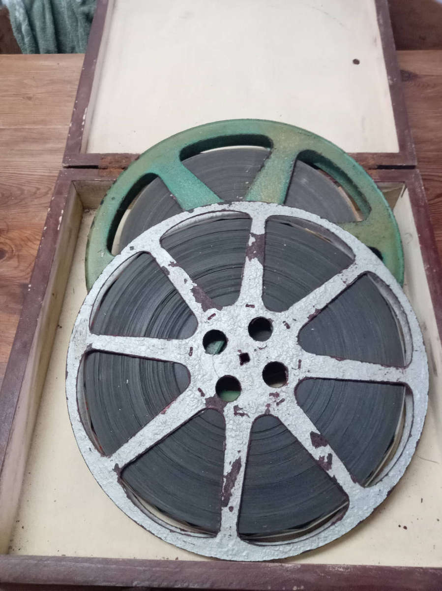 16mm Movie Reels In Wooden Case. 2 Reels. Nurse Edith Cavell ( 1939).